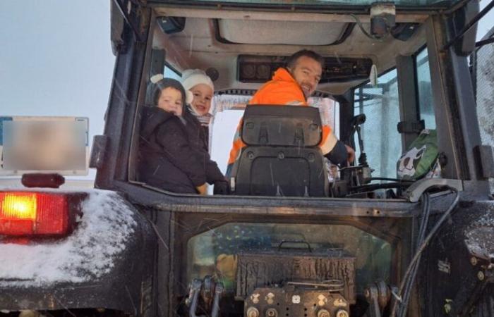 Schnee in Orne. Zwei Kinder sitzen in der Schule fest, ein Traktor bringt sie nach Hause