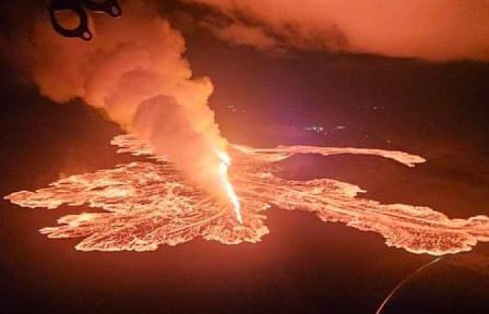 spektakuläre Bilder des von Lava verschlungenen Parkplatzes einer Touristenattraktion