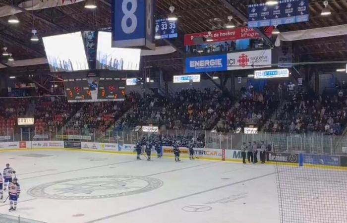 Umstrittenes Tor in Chicoutimi, Fans werfen Bierdosen auf die Eisbahn