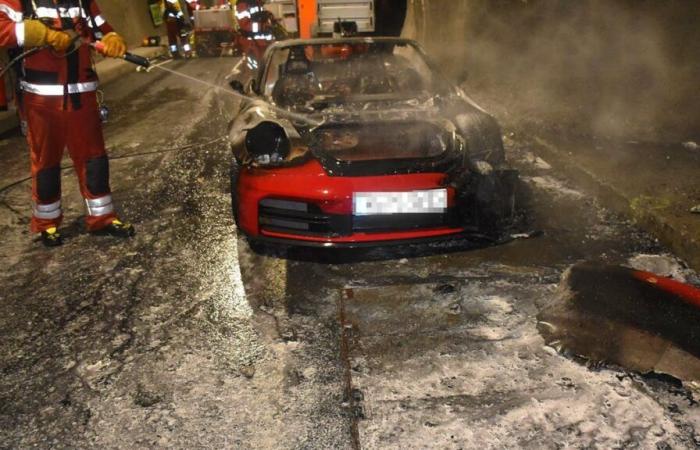 Ihr Auto fängt in einem Tunnel Feuer, sie versuchen, die Flammen zu bekämpfen