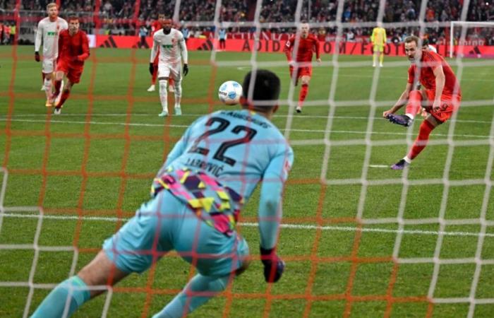 Spielbericht | Erlösung erst vom Punkt: Bayern marschiert dank Kanes Hattrick vorneweg | Bayern München – FC Augsburg 3:0 | 11. Spieltag | Bundesliga 2024/25