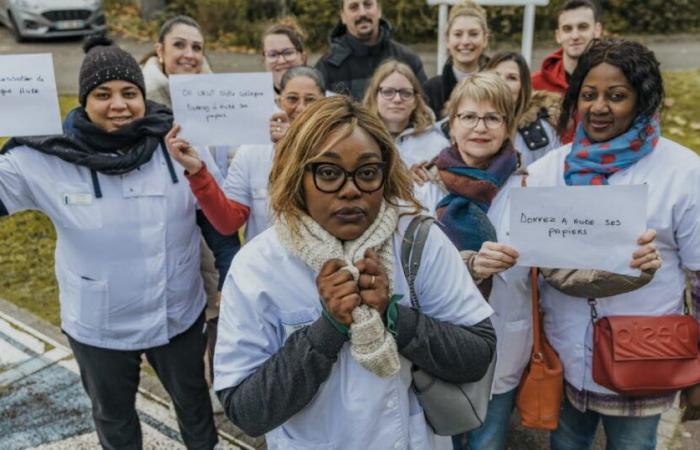 Isère. Betreuer hinter Aude, Pflegehelferin, die auf die Erneuerung ihrer Aufenthaltserlaubnis wartet