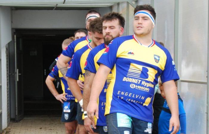 Der Mende Lozère Rugby Club steht vor dem Stadion Ath Rabastens Couffouleu