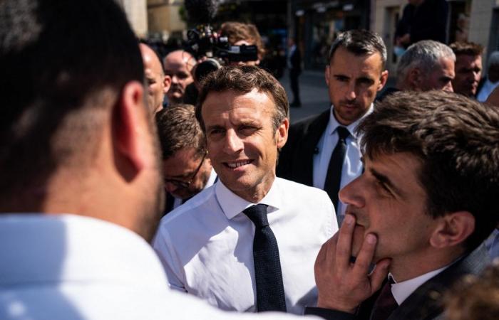 wenn Emmanuel Macron seine Jacke (und Maske) fallen lässt