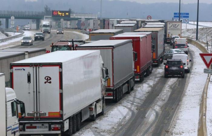 Schnee und Eis: Die A36 zwischen Mulhouse im Haut-Rhin und Saint-Vit im Doubs für Lastwagen gesperrt