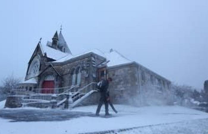 Schulen geschlossen, da das gefrorene Großbritannien mit Schnee bedeckt ist, bevor an diesem Wochenende eine Regenflut eintrifft – Wetter in Großbritannien live