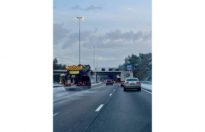 Aufgrund des Winterwetters kommt es in der Nähe von Arnheim zu langen Staus. Rijkswaterstaat rät, die Region zu meiden