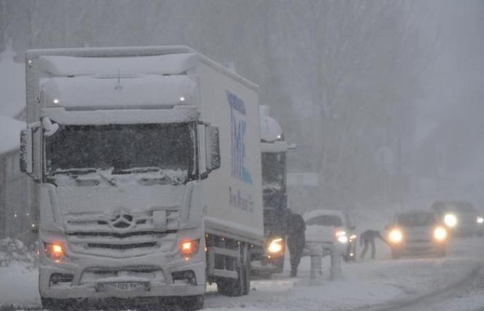 24 Departements sind immer noch in Alarmbereitschaft wegen Schnee, Eis und Wind, der Transport ist weiterhin gestört