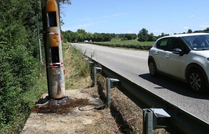 Nachdem dieses Gers-Radar mitten in der Nacht in Brand gesteckt wurde, blinkt es nicht mehr