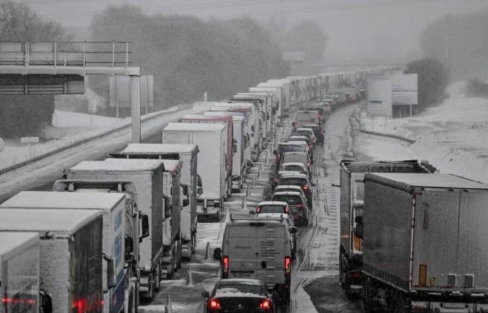 Schnee in der Normandie. Schwere Lastkraftwagen mit einem Gewicht von mehr als 7,5 Tonnen dürfen am Freitag in Calvados fahren