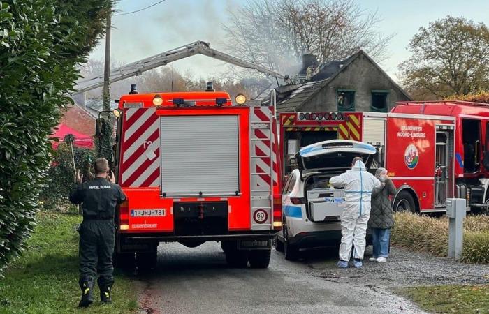 Schwerer Hausbrand in Heppen fordert Todesopfer: Gerichtsmediziner trifft am Tatort ein (Leopoldsburg)