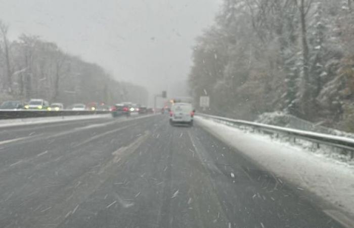 Wetterüberwachung: Achten Sie auf Eis. Weitere Straßen durch Schnee blockiert