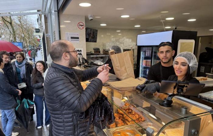 Master Poulet, der Imbiss-Rotisserie-Champion, breitet seine Flügel in der Nähe von Paris aus