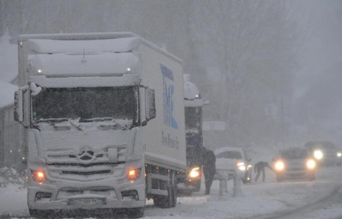 Züge, Straßen: Der Verkehr ist an diesem Freitag nach dem Caetano-Sturm immer noch schwierig, die Abteilungen, in denen es stecken bleibt