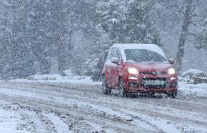 Schulen geschlossen, da das gefrorene Großbritannien mit Schnee bedeckt ist, bevor an diesem Wochenende eine Regenflut eintrifft – Wetter in Großbritannien live