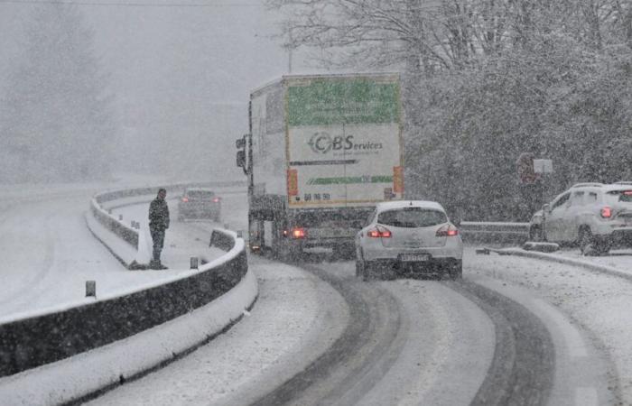 Schlechtes Wetter: 200.000 Haushalte immer noch ohne Strom, Autofahrer stecken auf der A36 fest und Züge sind gestört