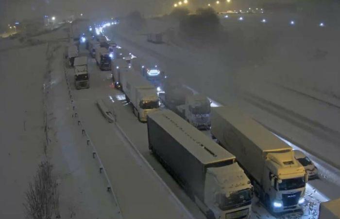 Sturm Caetano: „Das ist Unsinn…“ Hunderte Autofahrer stecken die ganze Nacht im Schnee auf der Autobahn A36 fest