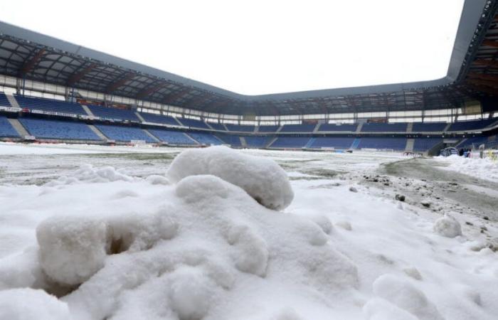 Fußball – National. Der Bonal-Rasen wird vom Schnee geräumt, das Sochaux-Spiel