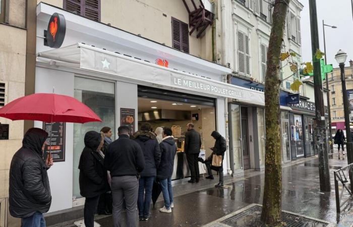 Master Poulet, der Imbiss-Rotisserie-Champion, breitet seine Flügel in der Nähe von Paris aus