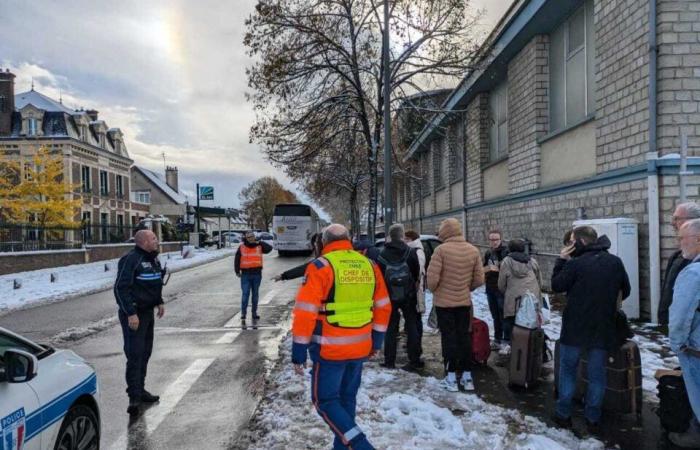 In Orne prallt ihr Zug gegen einen Baum und sie landen in der Turnhalle