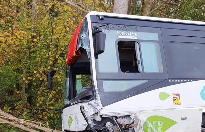 Ein Bus mit Schülern wurde in Senlis frontal von einem Auto angefahren