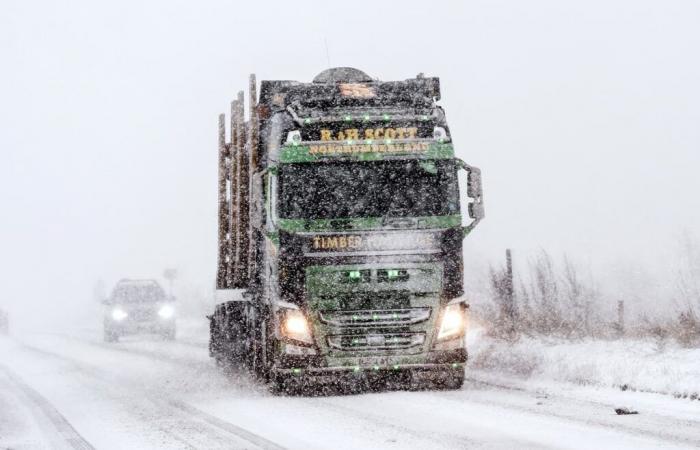 Schulen geschlossen, da das gefrorene Großbritannien mit Schnee bedeckt ist, bevor an diesem Wochenende eine Regenflut eintrifft – Wetter in Großbritannien live