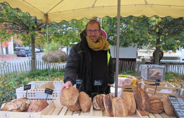 Ein neuer Bäcker bietet seine Bio-Brote auf dem Markt an