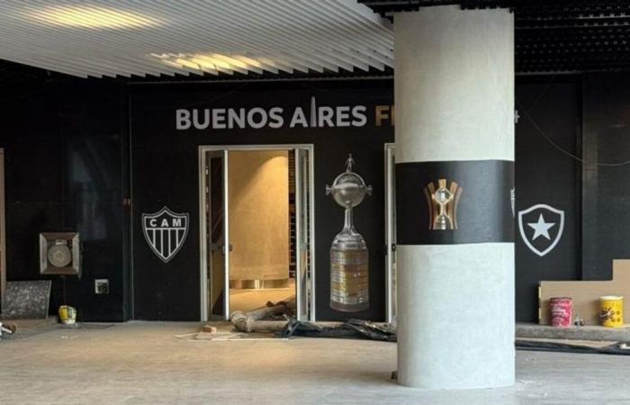 Das Monumental-Stadion bereitet sich auf das Finale der Copa Libertadores 2024 vor und die ersten Plakate wurden angebracht