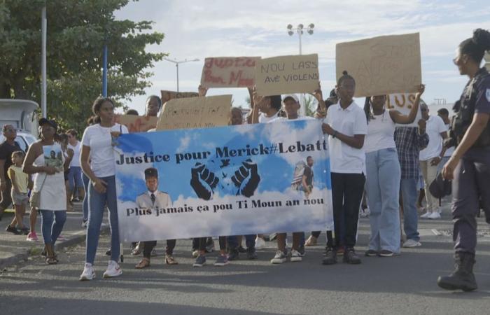 Ein weißer Marsch in den Straßen von Le Moule für Merick Mathoré, einen in Besançon getöteten guadeloupischen Soldaten