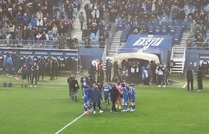 Ein Schiedsrichterassistent wurde von Projektilen angegriffen und das Spiel zwischen Bastia und Lorient unterbrochen