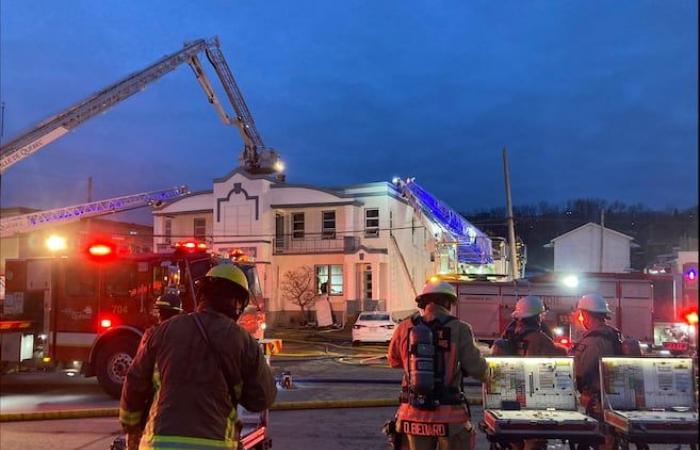 Großbrand in einem Bestattungsunternehmen in Beauport