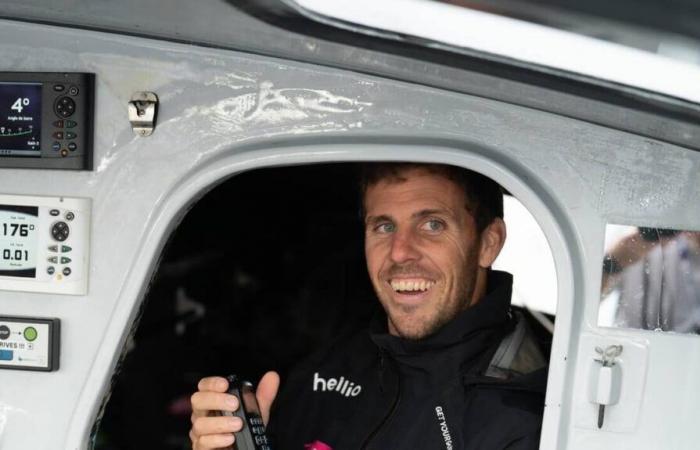 Vendée Globe. In der Flaute steckt Tanguy Le Turqua in Schwierigkeiten, begleitet von … Derrick, einem Vogel