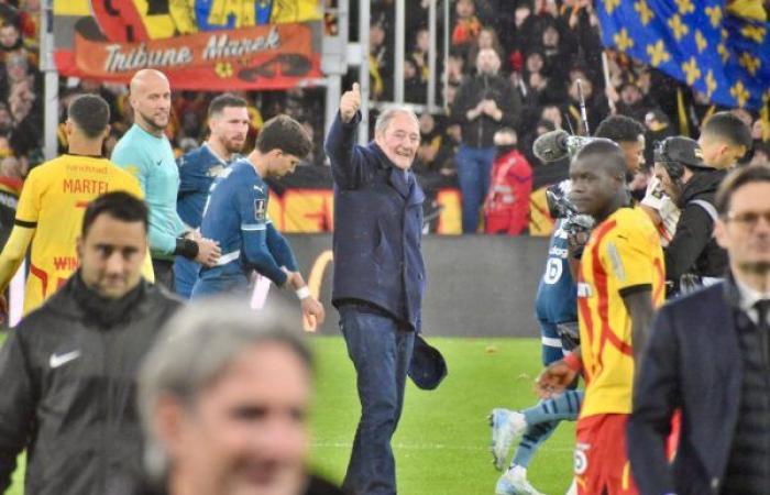 Ehrengarde, besondere Beflockung, Anstoß… RC Lens feierte Gervais Martel