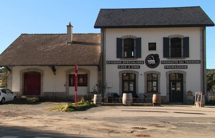 VIDEO. Dieser kleine Bahnhof, der lange Zeit geschlossen war, hat seine Pforten als Lebensmittelgeschäft mit lokalen Produkten wiedereröffnet.