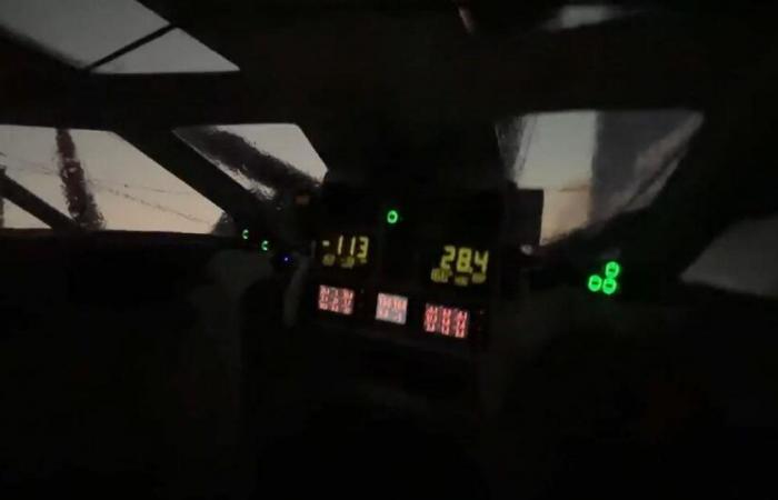 Schwerer Seegang, Pfeifen und Spitzengeschwindigkeiten von 30 Knoten, Bilder im Cockpit von Yoann Richomme