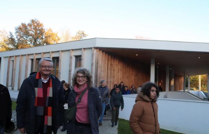 In Lormont kehrt die Schauspielerin Cécile Bois in die Schule ihrer Kindheit zurück