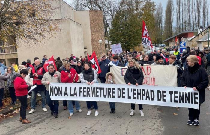 Fast 300 Menschen mobilisierten gegen die Schließung des Pflegeheims Tennie in der Sarthe