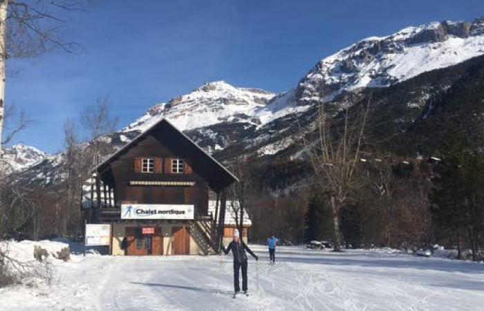 Hautes-Alpes. Die Pistenraupen sind in den nordischen Gebieten unterwegs, die Saison ist eröffnet