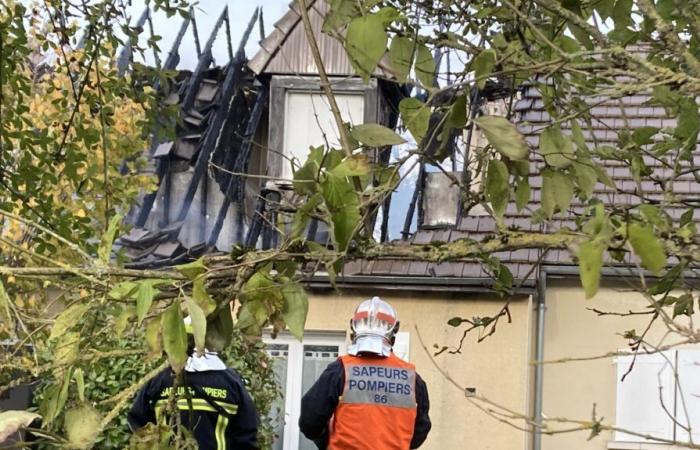 Ein durch einen Brand zerstörtes Haus in Vouillé