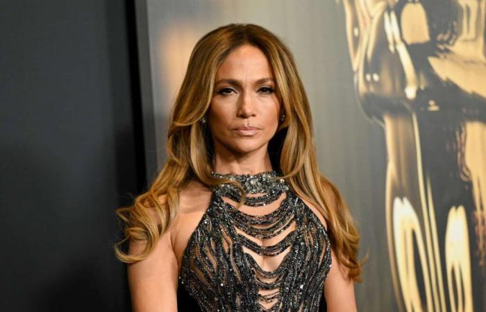 Jennifer Lopez trug beim Kaffeetrinken einen übergroßen Pullover