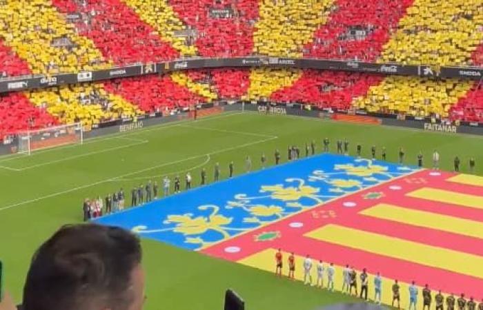 die lebhafte Hommage an die Opfer vor dem Spiel Valencia-Betis