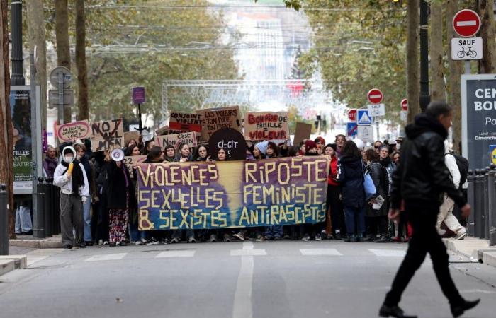 In Marseille prangern diese Demonstranten Gewalt gegen Frauen an