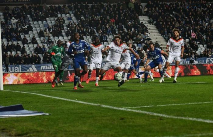 Bastia – Lorient: Das Spiel wurde wegen Projektilwürfen auf den Schiedsrichterassistenten für mehr als 35 Minuten unterbrochen