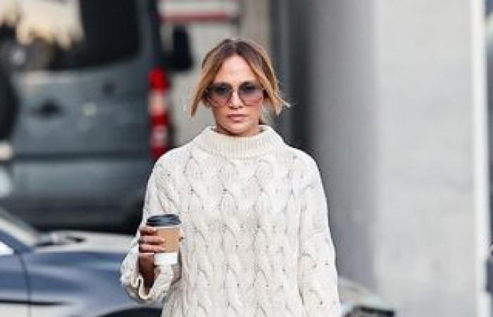 Jennifer Lopez macht eine Probefahrt mit dem Apple Picking Aesthetic in kariertem Flanell und zerrissenen Jeans