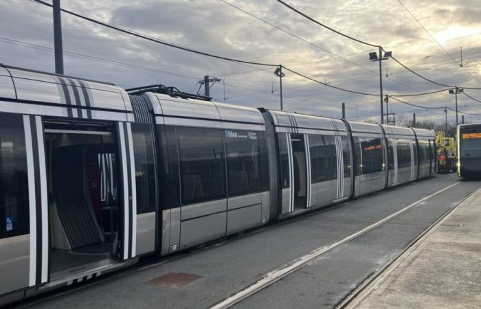 Nach einem nächtlichen Brand nahm die Straßenbahn ihren Betrieb wieder auf