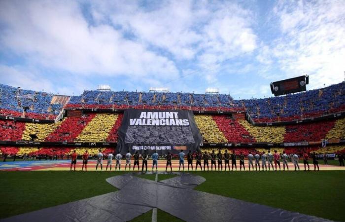 In Valencia Emotionen und eine lebhafte Hommage an das erste Spiel seit der schrecklichen Überschwemmung