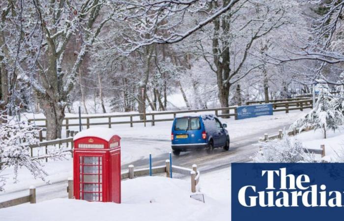 Schnee sperrt Straßen und Bahnstrecken, da Sturm Bert über Großbritannien hereinbricht | Wetter in Großbritannien