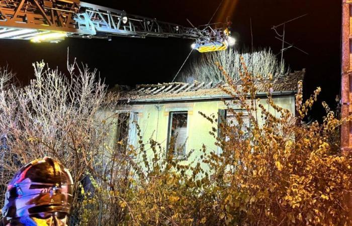 Bei einem Hausbrand in Saint-Parres-aux-Tertres kommt eine Frau ums Leben