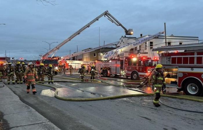 Ein dritter Alarm für einen Brand auf dem Sainte-Anne Boulevard