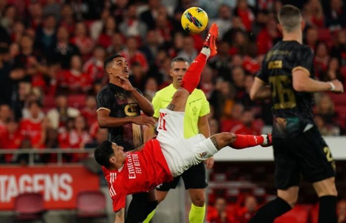 Lohnt sich Puskás? Di María wirft ein Blatt auf den Rivalen und malt das Fahrrad für Benfica